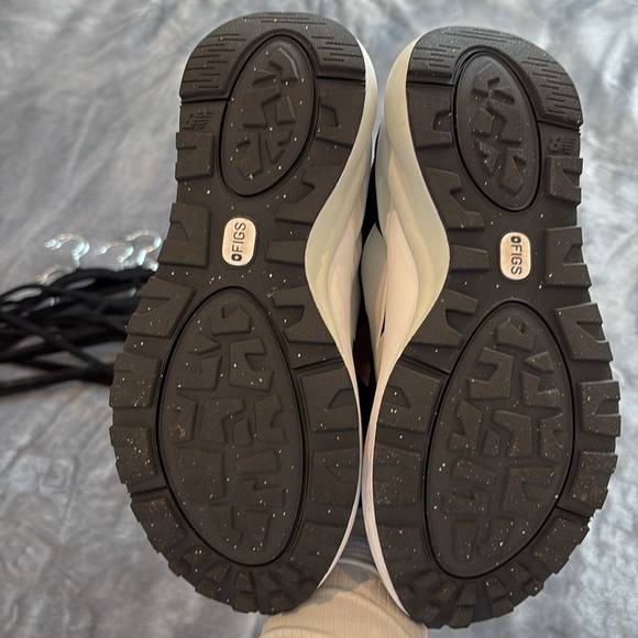 New Balance x FIGS sneakers women’s size 8.5 - Picture 3 of 4